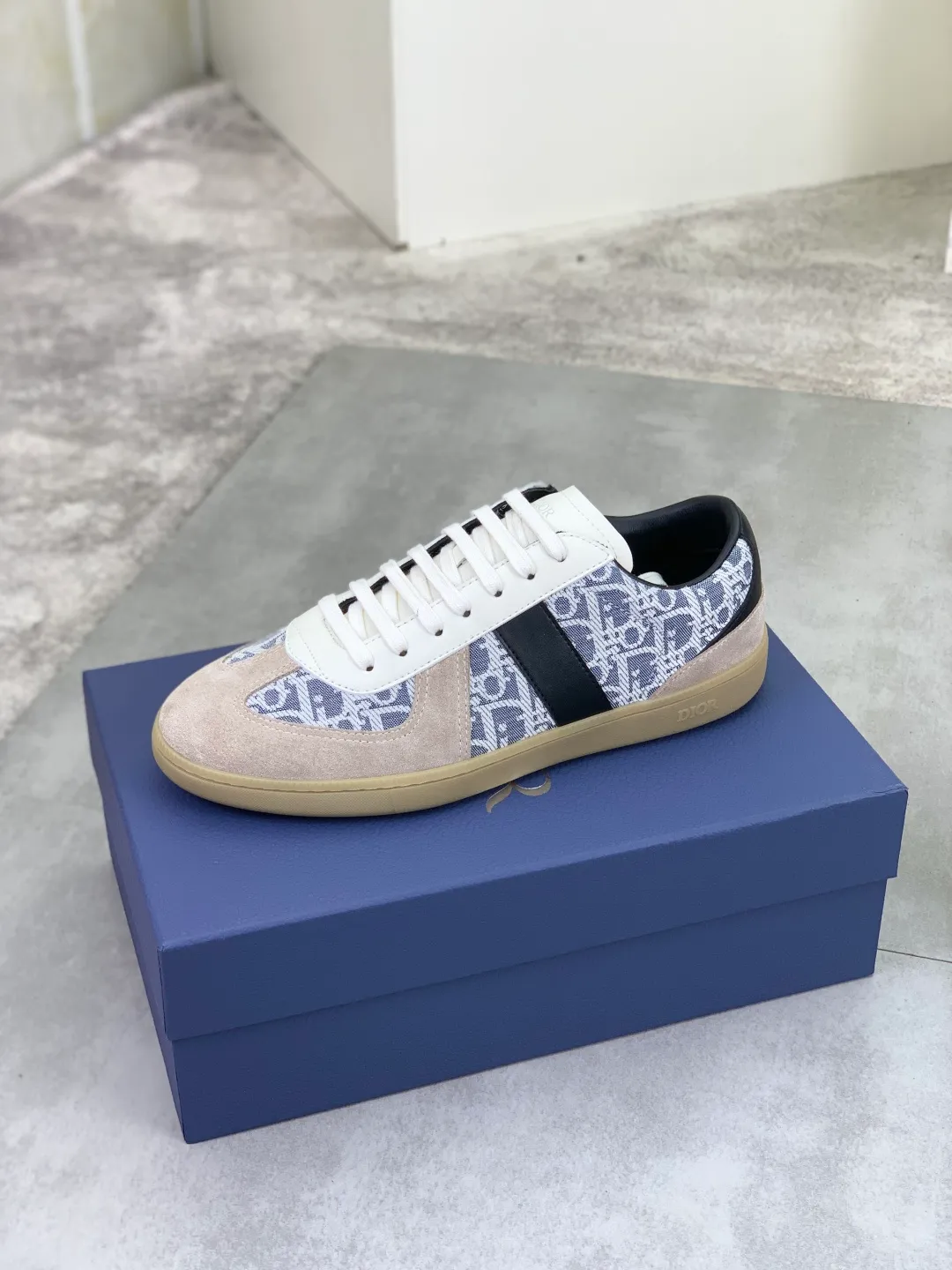 Men's shoes 💰P360 New Dior B01 moral training shoes, white first-layer cowhide, original molded outsole. New to the fall collection, this sneaker marks the return of a Dior classic, reinterpreted in a stylish and elegant silhouette. Crafted from white smooth first-grain cowhide with a tonal silk sheepskin lining, it features the Dior logo on the tongue and inner sides, and a CD icon on the heel. Paired with Tpu anti-slip soles of the same color, it can be matched with various styles to create a sophisticated look.  Code number: 38-44